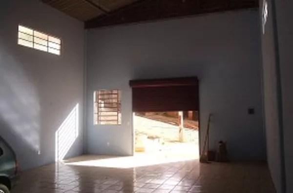 Barracão comercial medindo 70 m², mais 01 banheiro interno, escritório e sala e 2 salas superiores, totalizando 101 m².Padrão 220 e 110 W
