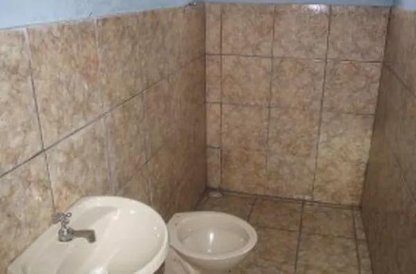 Barracão comercial medindo 70 m², mais 01 banheiro interno, escritório e sala e 2 salas superiores, totalizando 101 m².Padrão 220 e 110 W