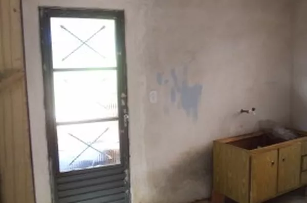 Barracão comercial medindo 70 m², mais 01 banheiro interno, escritório e sala e 2 salas superiores, totalizando 101 m².Padrão 220 e 110 W