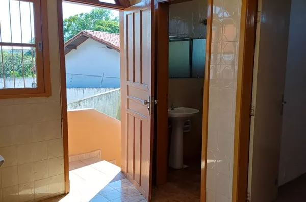 Casa residencial em alvenaria contendo 03 quartos, 01 suíte, sala de visita, sala de jantar, sala de Tv; copa, cozinha, 02 banheiros, lavabo,lavanderia, área da churrasqueira, garagem p/ 02 carros, quarto de despejo, varanda e canil.  TOTALMENTE MOBILIADA - Foto 6