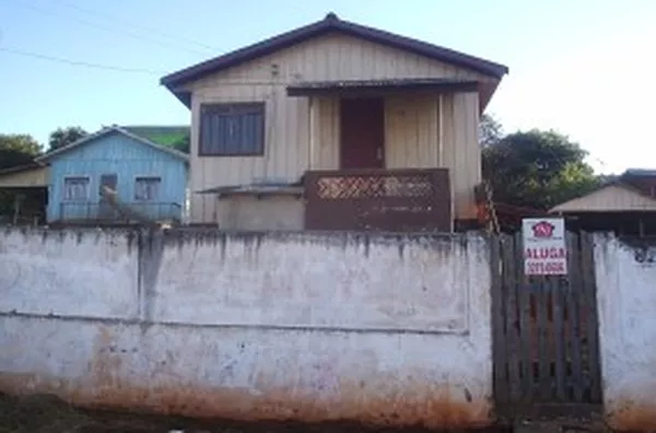 Casa de Madeira, contendo 02 quartos, sala, cozinha, wc e cobertura para carro. - Foto 1