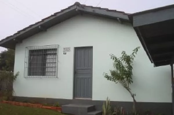 Casa em alvenaria contendo 03 quartos, sala, cozinha, wc, cobertura para carro, área de serviço. - Foto 1