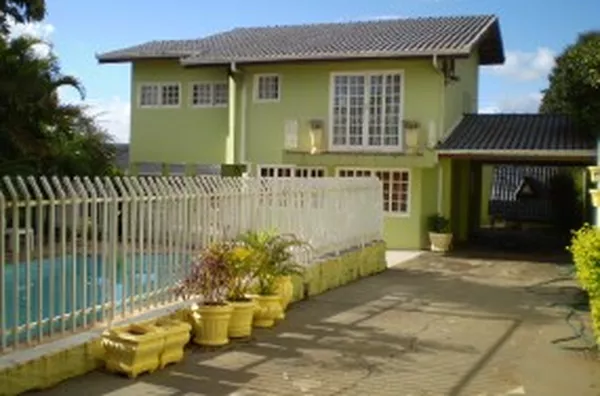 Casa em alvenaria contendo sala, copa, cozinha, lavabo, wc social, 02 quartos, escritório, 01 suíte, lavanderia, piscina, quarto de despejo, dependência para empregada, churrasqueira, casinha de boneca, garagem para 02 carros. - Foto 2