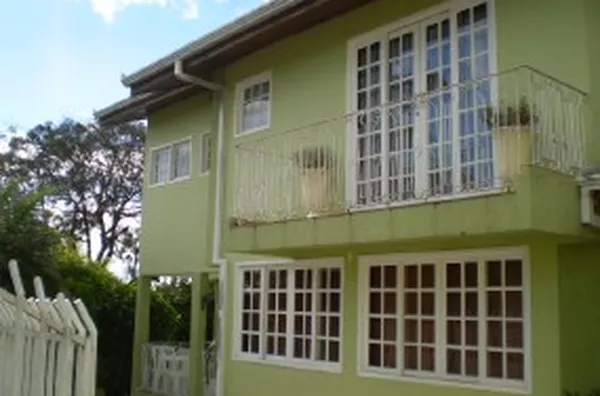 Casa em alvenaria contendo sala, copa, cozinha, lavabo, wc social, 02 quartos, escritório, 01 suíte, lavanderia, piscina, quarto de despejo, dependência para empregada, churrasqueira, casinha de boneca, garagem para 02 carros. - Foto 3