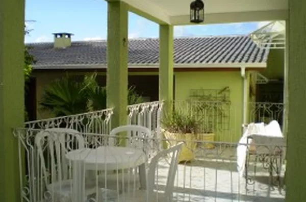 Casa em alvenaria contendo sala, copa, cozinha, lavabo, wc social, 02 quartos, escritório, 01 suíte, lavanderia, piscina, quarto de despejo, dependência para empregada, churrasqueira, casinha de boneca, garagem para 02 carros. - Foto 6