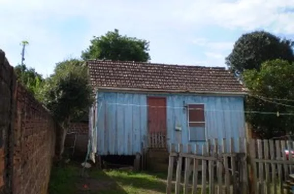 Casa de madeira, contendo 01 quarto, sala e cozinha conjugada, wc e entrada para carro. - Foto 1