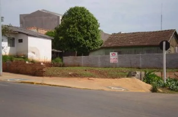 Lote de terreno urbano medindo 449,50 com benfeitorias, escritório 03 garagens, wc,  cozinha, cercado com alambrados.