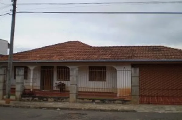 Casa em alvenaria com mobília completa, contendo 03 quartos com cama de casal, 02 salas, cozinha, área de serviço com quarto, 01 wc social, churrasqueira com área para 30 pessoas, garagem para 02 carros, internet banda larga e linha telefônica.  OBS: poss - Foto 1