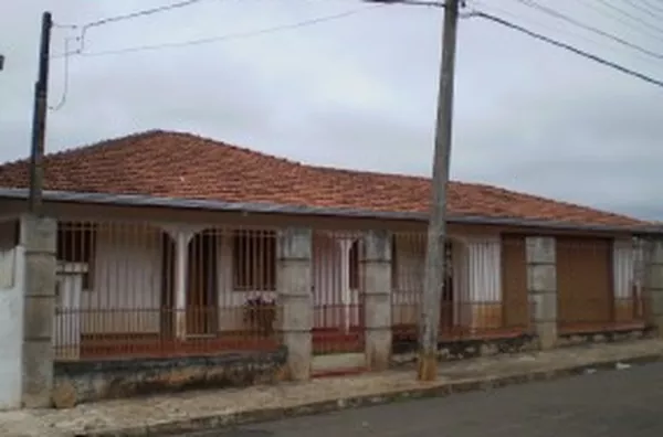 Casa em alvenaria com mobília completa, contendo 03 quartos com cama de casal, 02 salas, cozinha, área de serviço com quarto, 01 wc social, churrasqueira com área para 30 pessoas, garagem para 02 carros, internet banda larga e linha telefônica.  OBS: poss - Foto 2
