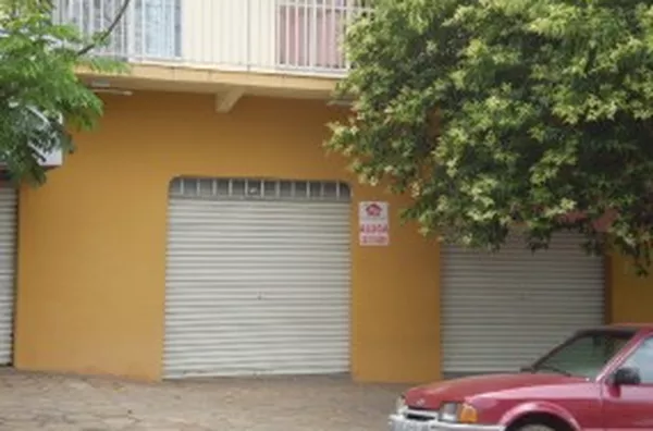 Sala comercial em alvenaria com 01 porta de aço e 01 porta de vidro temperado, composta de sala principal (atendimento), escritório, depósito, hall e wc. - Foto 1