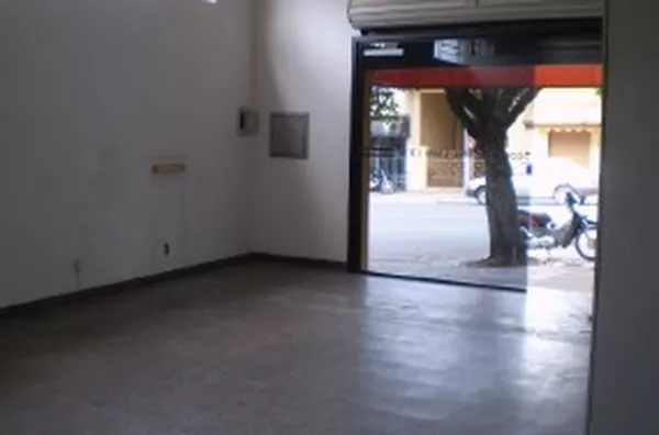 Sala comercial em alvenaria com 01 porta de aço e 01 porta de vidro temperado, composta de sala principal (atendimento), escritório, depósito, hall e wc. - Foto 6