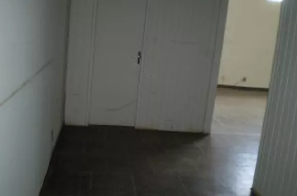 Sala comercial em alvenaria com 01 porta de aço e 01 porta de vidro temperado, composta de sala principal (atendimento), escritório, depósito, hall e wc. - Foto 3