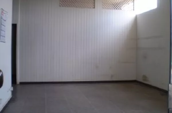 Sala comercial em alvenaria com 01 porta de aço e 01 porta de vidro temperado, composta de sala principal (atendimento), escritório, depósito, hall e wc. - Foto 4