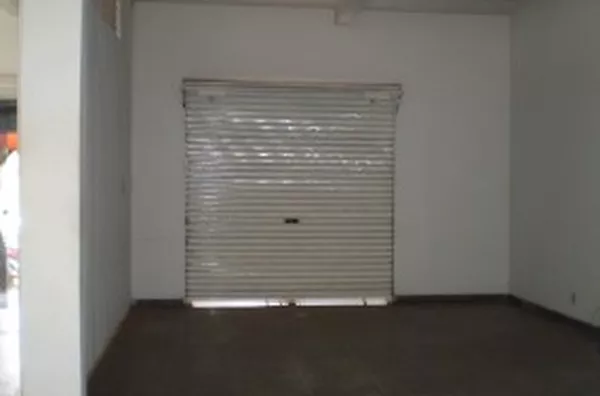 Sala comercial em alvenaria com 01 porta de aço e 01 porta de vidro temperado, composta de sala principal (atendimento), escritório, depósito, hall e wc. - Foto 5