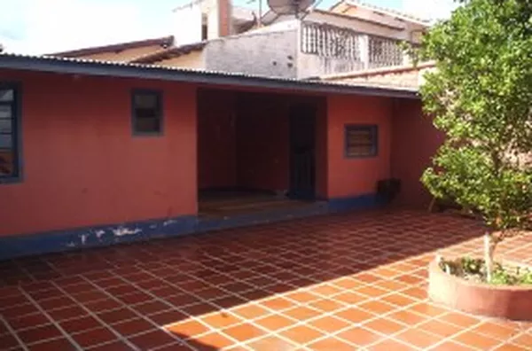 Casa em alvenaria contendo 03 quartos (01 suíte), sala, cozinha, copa, wc, edicula c/ lavanderia e 01 quarto. - Foto 3