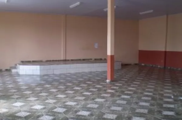 Sala comercial em alvenaria medindo aproximadamente 140 m2, contendo 02 wc's, 01 lavanderia e 01 sala menor, construção totalizando 200 m2. - Foto 2