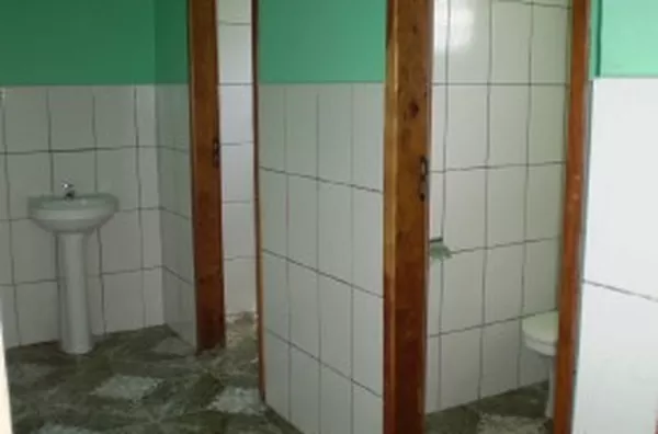 Sala comercial em alvenaria medindo aproximadamente 140 m2, contendo 02 wc's, 01 lavanderia e 01 sala menor, construção totalizando 200 m2. - Foto 5