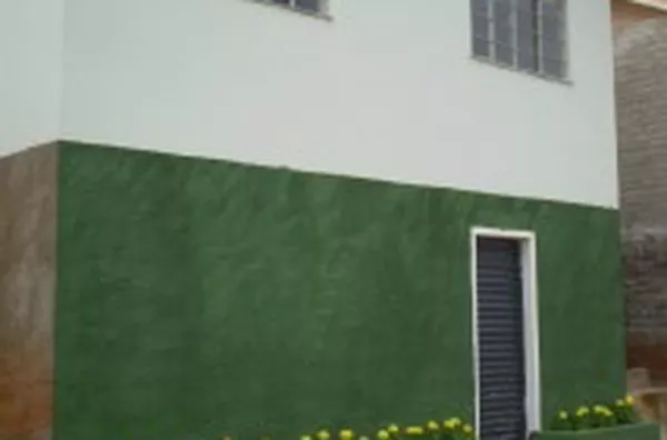 Casa em alvenaria contendo 03 quartos superiores, um quarto  no piso inferior, sala e cozinha conjugada, wc, área de serviço, muro alto e portão eletrônico, estacionamento para 06 carros, com internet, Sky e Ar condicionado.  MOBILIADA - Foto 5