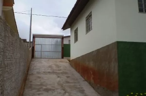 Casa em alvenaria contendo 03 quartos superiores, um quarto  no piso inferior, sala e cozinha conjugada, wc, área de serviço, muro alto e portão eletrônico, estacionamento para 06 carros, com internet, Sky e Ar condicionado.  MOBILIADA - Foto 6
