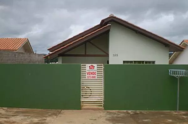 Casa em alvenaria contendo 03 quartos superiores, um quarto  no piso inferior, sala e cozinha conjugada, wc, área de serviço, muro alto e portão eletrônico, estacionamento para 06 carros, com internet, Sky e Ar condicionado.  MOBILIADA - Foto 1