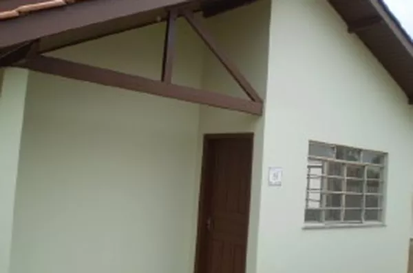 Casa em alvenaria contendo 03 quartos superiores, um quarto  no piso inferior, sala e cozinha conjugada, wc, área de serviço, muro alto e portão eletrônico, estacionamento para 06 carros, com internet, Sky e Ar condicionado.  MOBILIADA - Foto 2