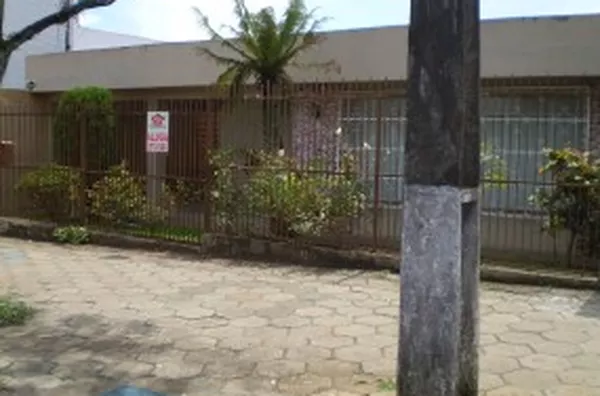 Casa em alvenaria contendo 02 quartos com armários embutidos, 01 suíte com armários embutidos, 01 wc da suíte, wc social, 01 escritório, sala, copa, cozinha com armários, despensa, 01 anexo nos fundos com 01 quarto e garagem - Foto 1