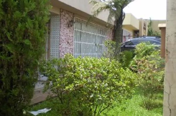 Casa em alvenaria contendo 02 quartos com armários embutidos, 01 suíte com armários embutidos, 01 wc da suíte, wc social, 01 escritório, sala, copa, cozinha com armários, despensa, 01 anexo nos fundos com 01 quarto e garagem - Foto 2