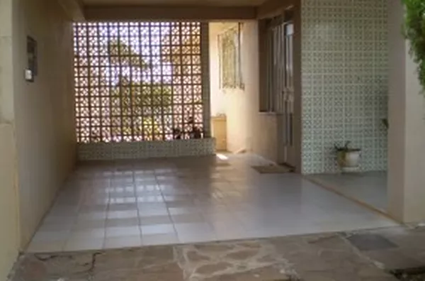 Casa em alvenaria contendo 02 quartos com armários embutidos, 01 suíte com armários embutidos, 01 wc da suíte, wc social, 01 escritório, sala, copa, cozinha com armários, despensa, 01 anexo nos fundos com 01 quarto e garagem - Foto 3