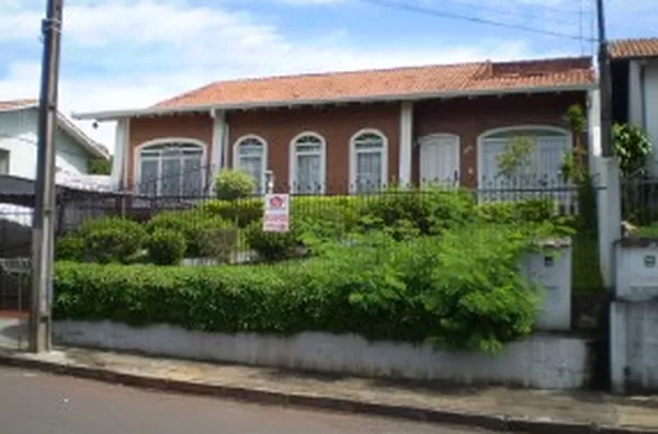 Casa em alvenaria c/  300,00 m2  área construída, contendo 04 quartos, sendo 01 suíte, 02 wc's sociais, 04 salas, copa, cozinha,  lavanderia,  varandas, edícula c/ churrasqueira, 02 quartos, lavanderia, despensa; semi-mobiliada. - Foto 1