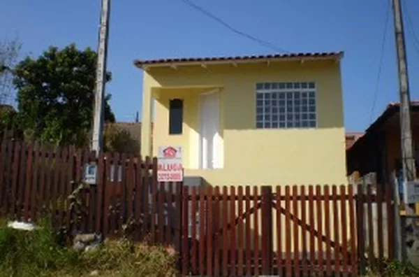 Casa em alvenaria contendo 02 quartos, sala, cozinha e wc. - Foto 1