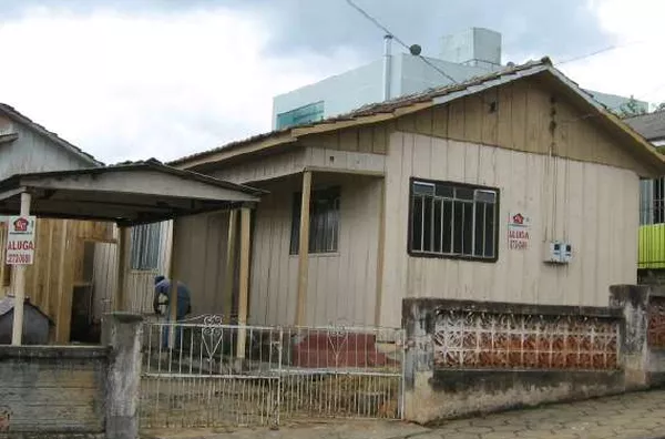 Casa de madeira contendo 02 quartos, sala, cozinha, wc, garagem e lavanderia. - Foto 1