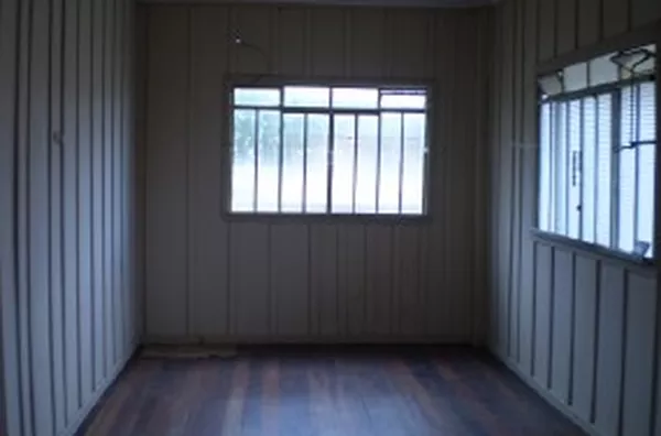 Casa de madeira contendo 02 quartos, sala, cozinha, wc, garagem e lavanderia. - Foto 6