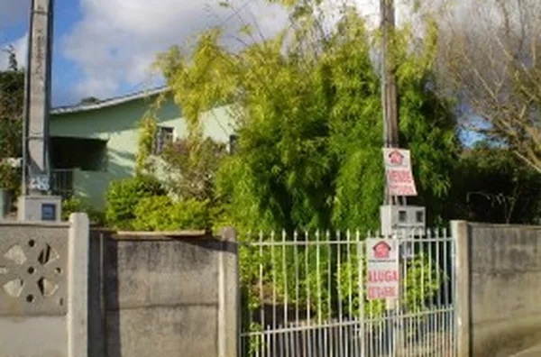 Uma casa em alvenaria na frente contedo, 02 quartos, sala, cozinha, wc, lavanderia e garagem para 02 carros coberto, mais uma casa nos fundos com 01 quarto, sala, cozinha e wc. - Foto 1