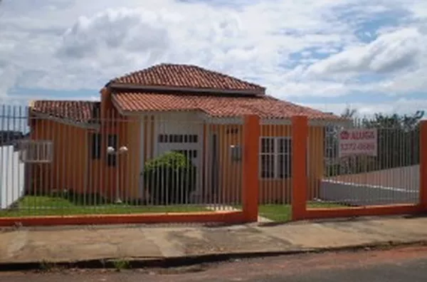 Casa em alvenaria, contendo 01 suíte, 03 quartos, sala, copa, cozinha, 02 wcs, garagem  coberta p/  02 carros, anexo c/ churrasqueira e lavanderia. - Foto 1