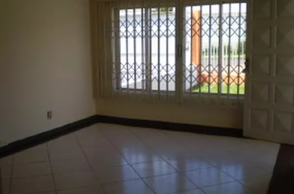 Casa em alvenaria, contendo 01 suíte, 03 quartos, sala, copa, cozinha, 02 wcs, garagem  coberta p/  02 carros, anexo c/ churrasqueira e lavanderia. - Foto 5