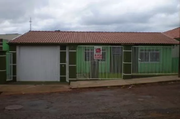 Casa em alvenaria contendo 02 quartos, 01 suíte, sala, cozinha, wc social, garagem para 02 carros com área de serviço com portão eletrônico. - Foto 1