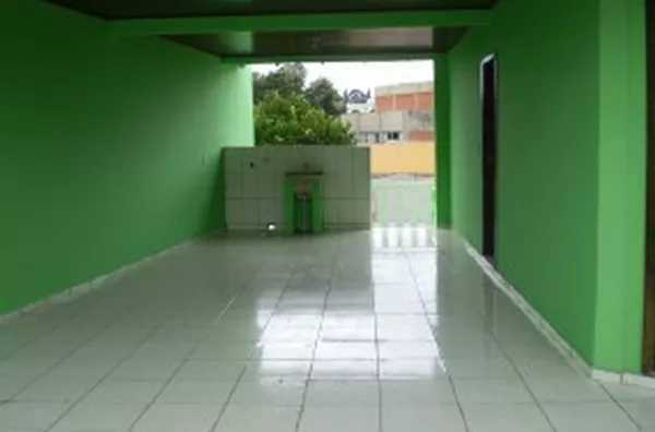 Casa em alvenaria contendo 02 quartos, 01 suíte, sala, cozinha, wc social, garagem para 02 carros com área de serviço com portão eletrônico. - Foto 2