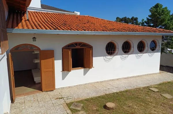 Casa residencial em alvenaria contendo 03 quartos, 01 suíte, sala de visita, sala de jantar, sala de Tv; copa, cozinha, 02 banheiros, lavabo,lavanderia, área da churrasqueira, garagem p/ 02 carros, quarto de despejo, varanda e canil.  TOTALMENTE MOBILIADA - Foto 2