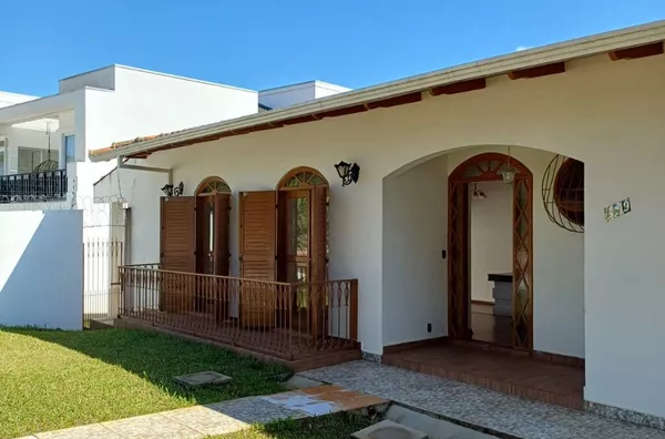 Casa residencial em alvenaria contendo 03 quartos, 01 suíte, sala de visita, sala de jantar, sala de Tv; copa, cozinha, 02 banheiros, lavabo,lavanderia, área da churrasqueira, garagem p/ 02 carros, quarto de despejo, varanda e canil.  TOTALMENTE MOBILIADA - Foto 5