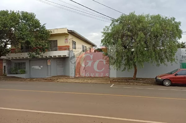 Prédio Comercial contendo no 1º andar: 05 sala e 01 banheiro; Térreo: 08 salas e 02 banheiro; Barracão contendo 05 salas  e vestiários com 02 banheiros e chuveiros;  Pátio com +/- 250,00m². - Foto 1