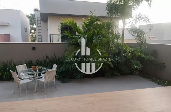 Vendo Sobrado de alto padrão no Condomínio Araçari - Zona Leste