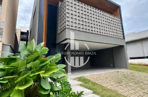 Vendo Sobrado de alto padrão no Condomínio Aranguá- Zona Leste