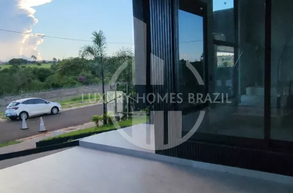 Vendo Sobrado de alto padrão no Condomínio Araguari - Zona Leste