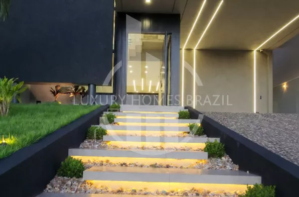 Vendo Sobrado de alto padrão no Condomínio Araguari - Zona Leste