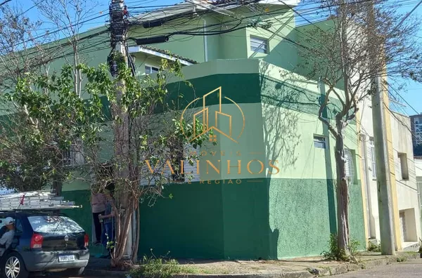 Excelente casa de esquina para comércio ou residência localizada na cidade de Jundiai em um bairro misto, próximo ao centro da cidade.  Imóvel conta com 2 dormitórios, sala, ampla cozinha com armários, lavanderia, banheiro. na parte superior um espaço cob