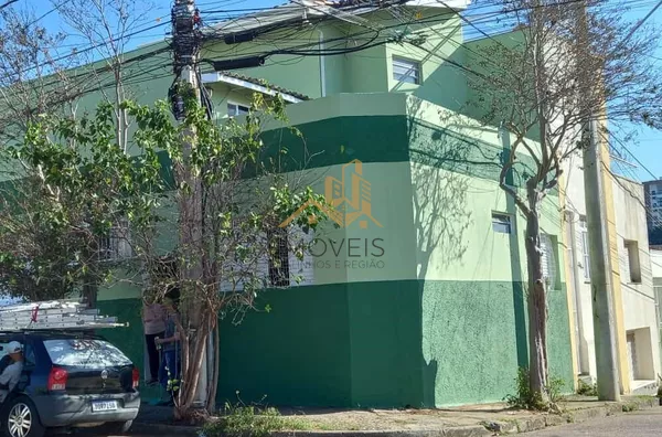 Excelente casa de esquina para comércio ou residência localizada na cidade de Jundiai em um bairro misto, próximo ao centro da cidade.  Imóvel conta com 2 dormitórios, sala, ampla cozinha com armários, lavanderia, banheiro. na parte superior um espaço cob - Foto 1