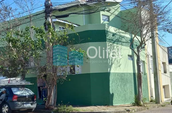 Excelente casa de esquina para comércio ou residência localizada na cidade de Jundiai em um bairro misto, próximo ao centro da cidade.  Imóvel conta com 2 dormitórios, sala, ampla cozinha com armários, lavanderia, banheiro. na parte superior um espaço cob - Foto 1