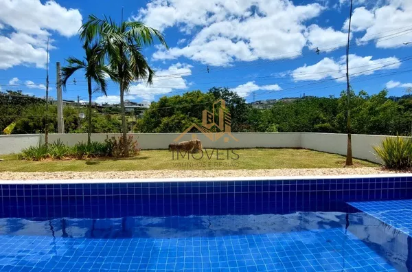 Excelente casa  em condomínio de alto padrão na cidade de Vinhedo.Sendo três suítes, escritório , lavabo, sala dois ambientes, cozinha integrada com sala de jantar, espaço gourmet, ar condicionado,  armários em todos os ambientes , piscina a - Foto 1