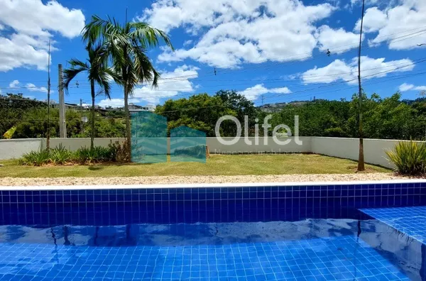 Excelente casa  em condomínio de alto padrão na cidade de Vinhedo.Sendo três suítes, escritório , lavabo, sala dois ambientes, cozinha integrada com sala de jantar, espaço gourmet, ar condicionado,  armários em todos os ambientes , piscina a - Foto 1