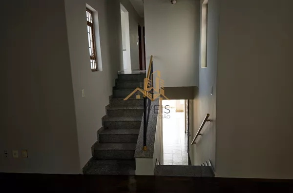 Excelente sobrado para fins comerciais ou residenciais localizado em bairro tradicional na cidade de Louveira. Casa com 3 dormitórios, sendo 1 suíte, 2 dos dormitórios com armários, sala ampla para 2 ambientes, cozinha ampla e repleta de armário, lavande - Foto 6